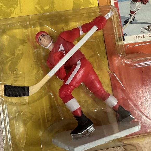 STEVE YZERMAN Detroit Red Wings Starting Lineup SLU 1994 Card New Sealed NHL - Picture 3 of 4